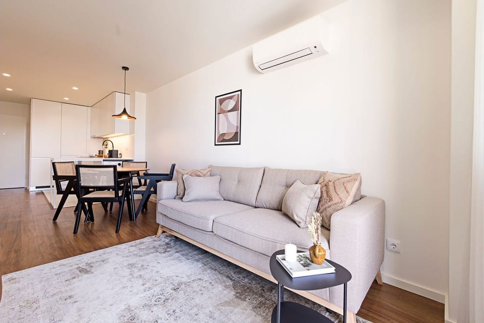 This living area counts with a table that can accommodate up to four people, so you can enjoy your homemade meals in the most comfortable way #lovely #airbnb