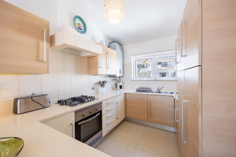 FITTED KITCHEN WITH ALL APPLIANCES
