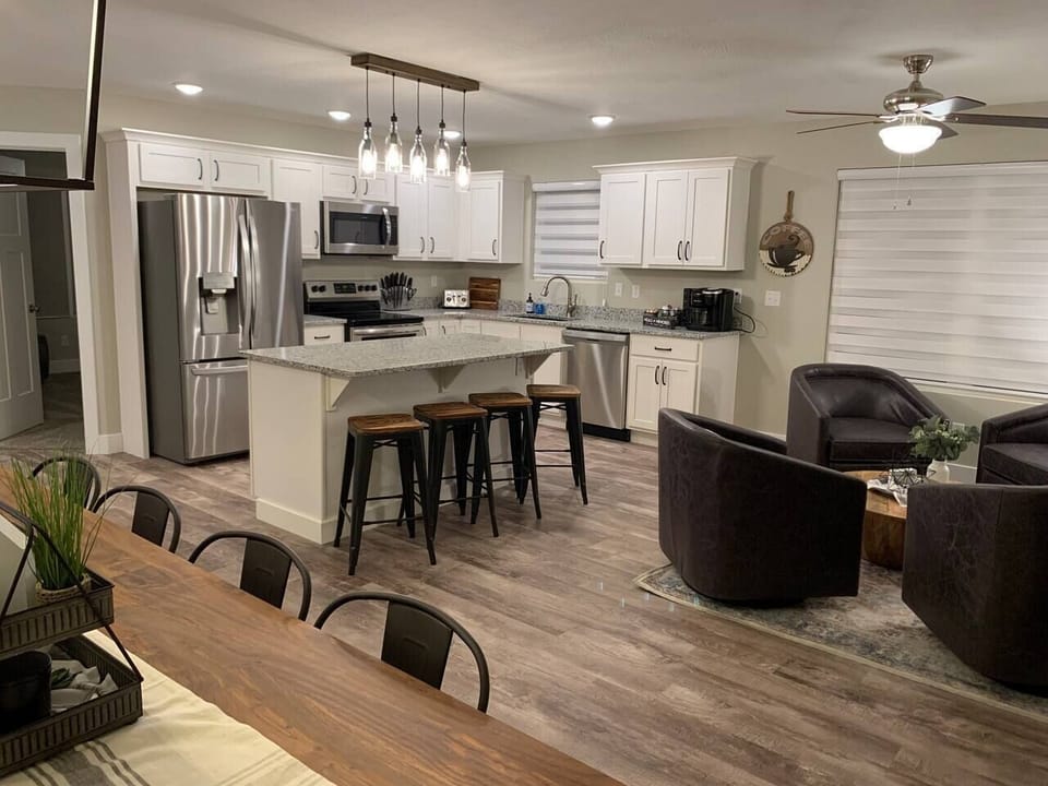 Spacious Kitchen and Bar