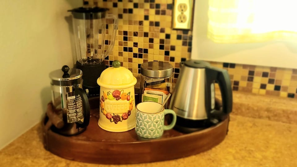 Enjoy organic coffee and tea with french press, electric kettle and blender. 