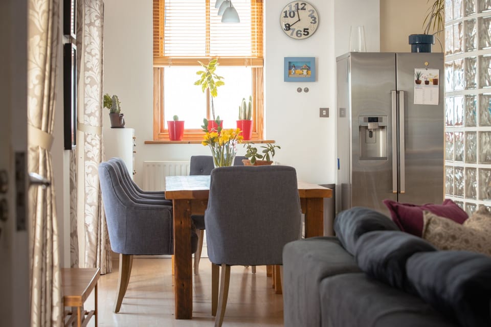 Living room and dining room table area 