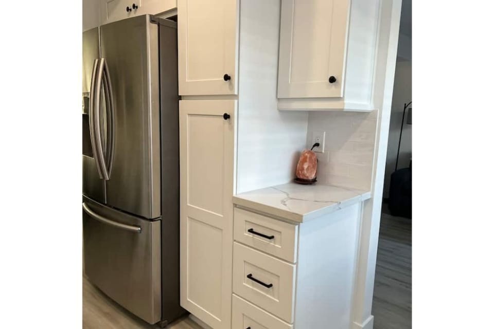 Kitchen equipped with plenty of storage space and a relaxing salt lamp.