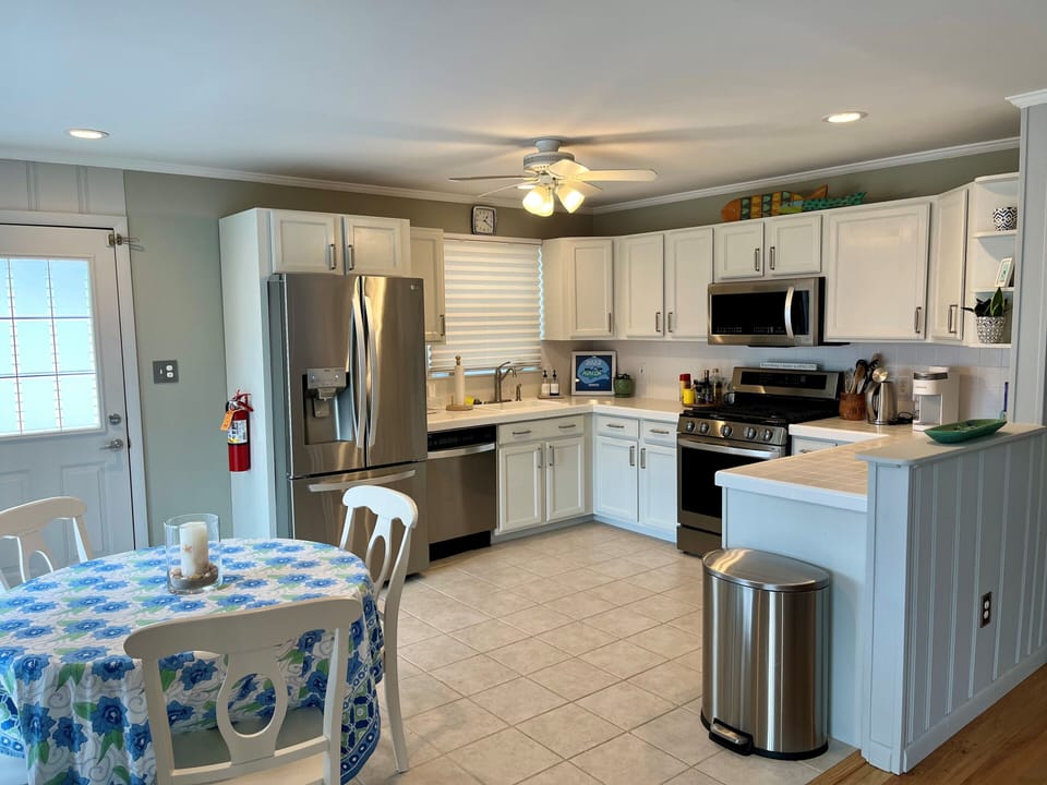 Kitchen with Table & 4 Chairs