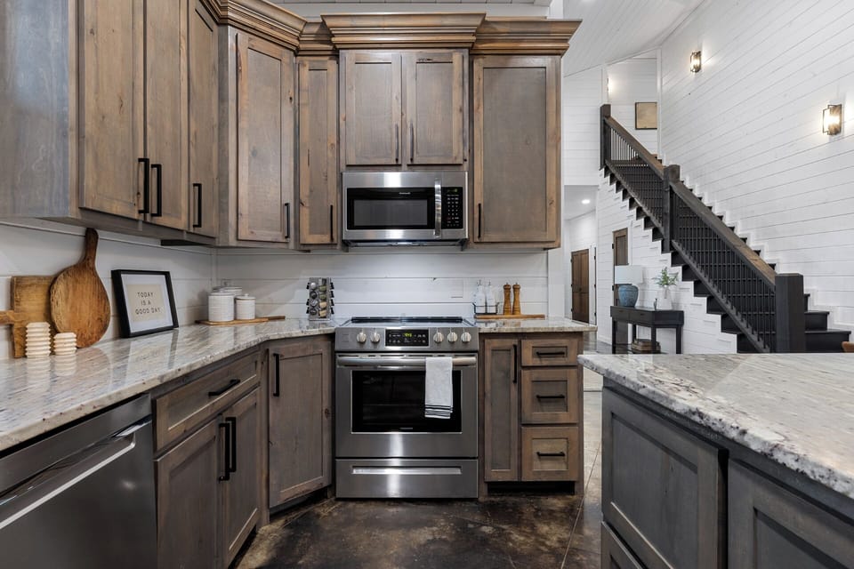Treat your inner chef to a luxurious, fully equipped kitchen, boasting all the latest top-of-the-line appliances, an ample center island, and a farmhouse sink with a view. Enjoy cooking in style!