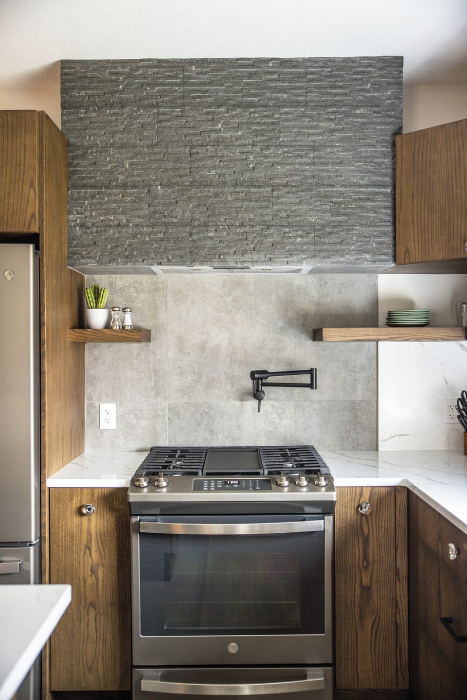 Gas stove with pot filler