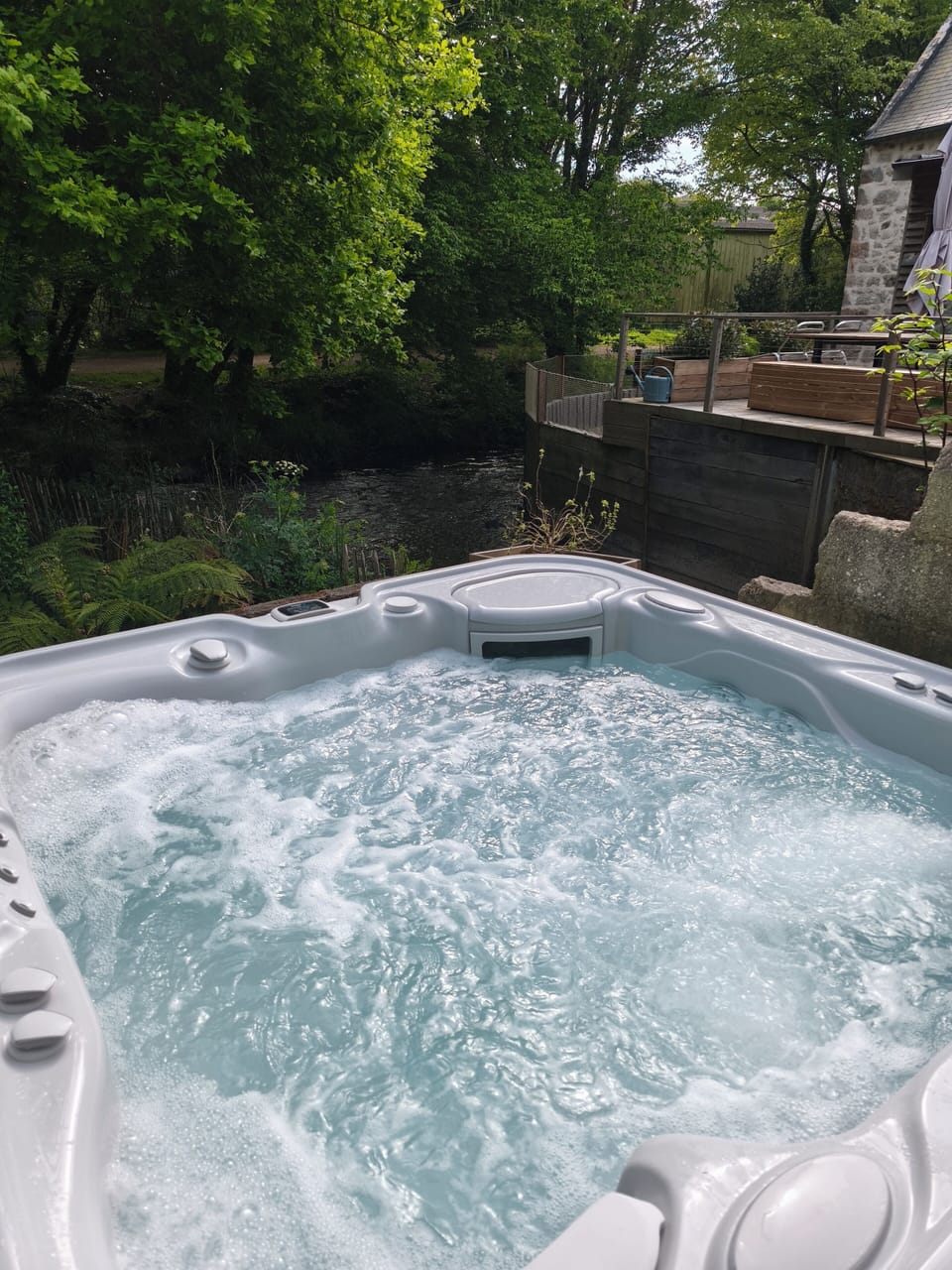Outdoor spa tub