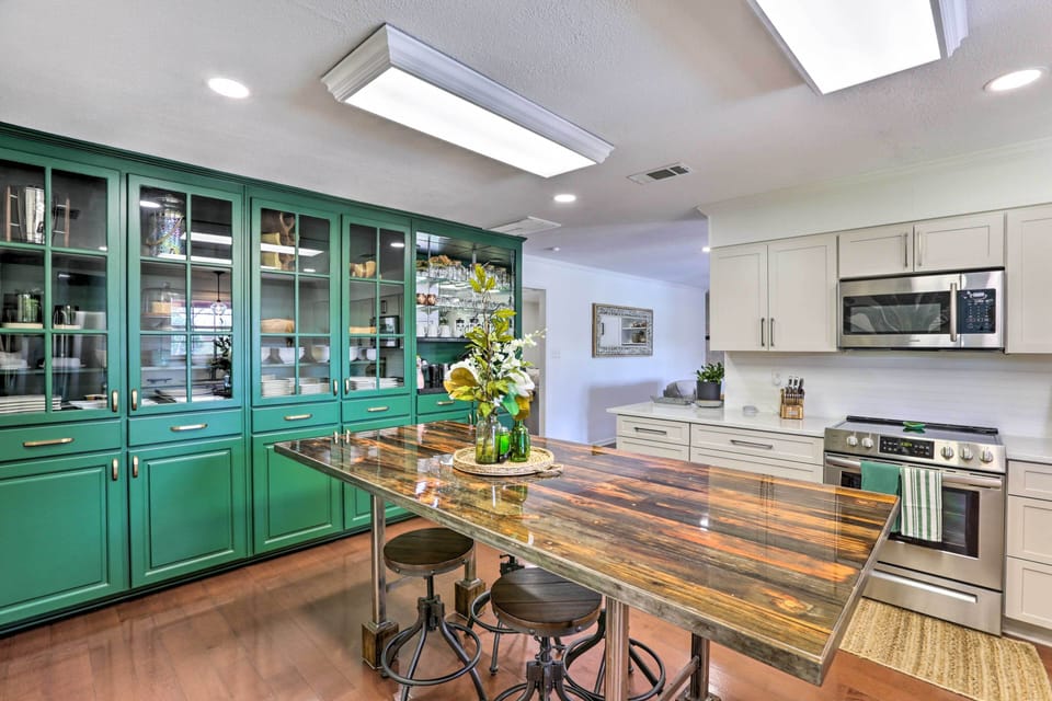 Additional Dining Area | Dining Table