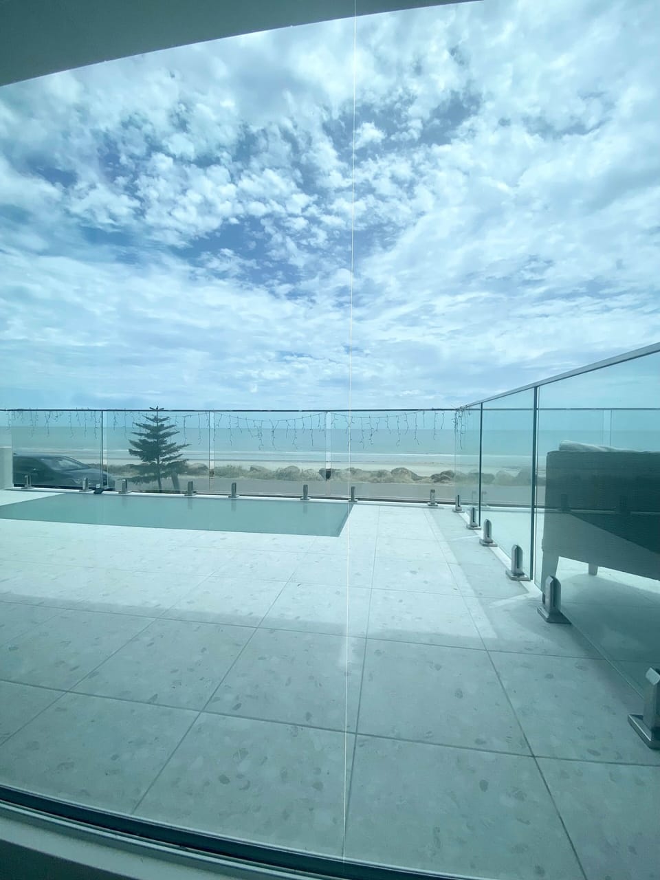 SEA GEM - beach front living along the Esplanade, Henley Beach