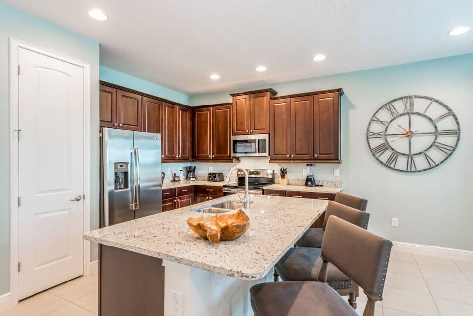 Kitchen area with 3 seat breakfast bar