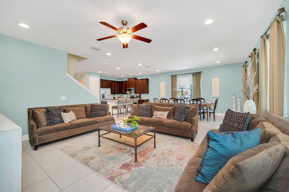 Spacious living room with 3 sofas