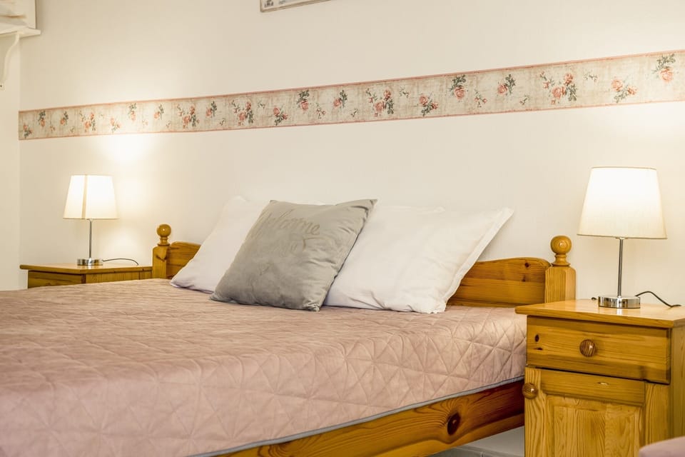 double bed,bedside tables,night lamps, 