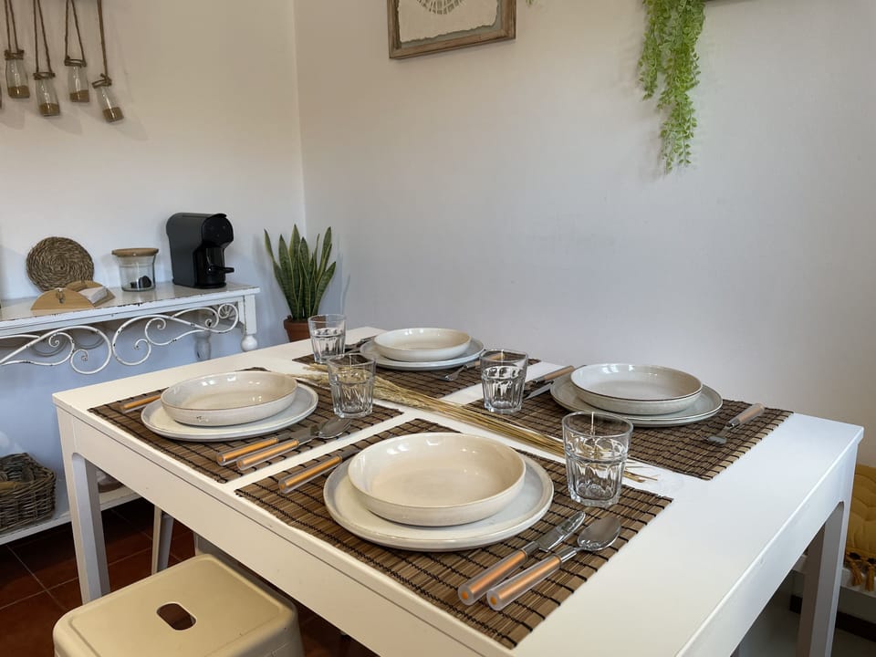Zona de refeições interior com mesa extensível