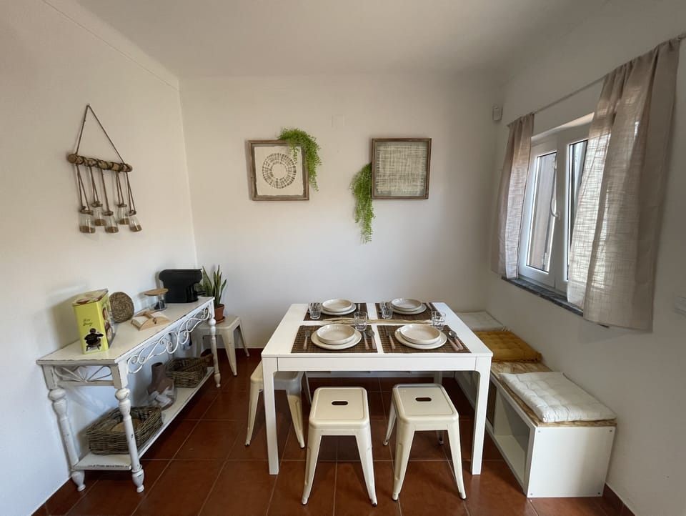 Zona de refeições com mesa extensível
