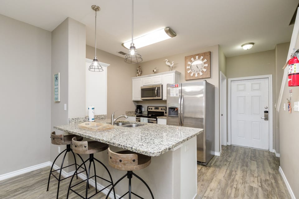 Breakfast bar and well-equipped kitchen
