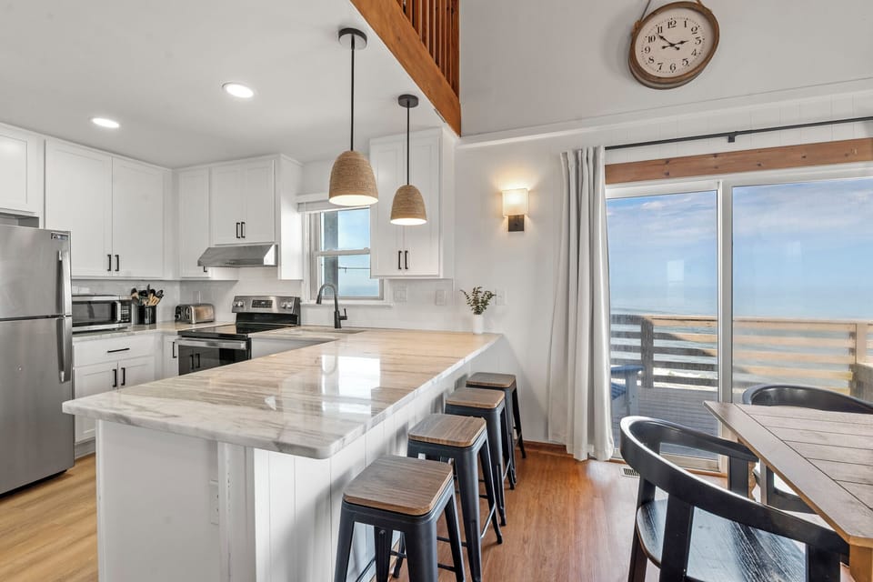 SN0947: Torchsong | Mid Level Dining Area Into Kitchen