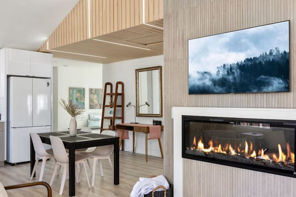 Entertainment-Ready Space – Smart TV, high-speed WiFi, and elegant ambiance perfect for gatherings or unwinding