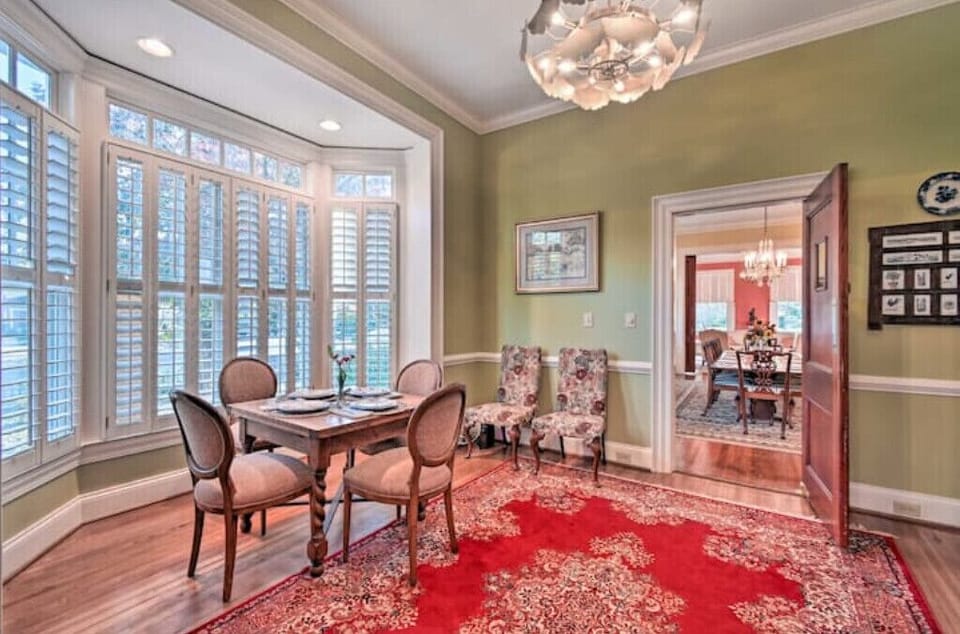 Butler's Pantry / Breakfast Room