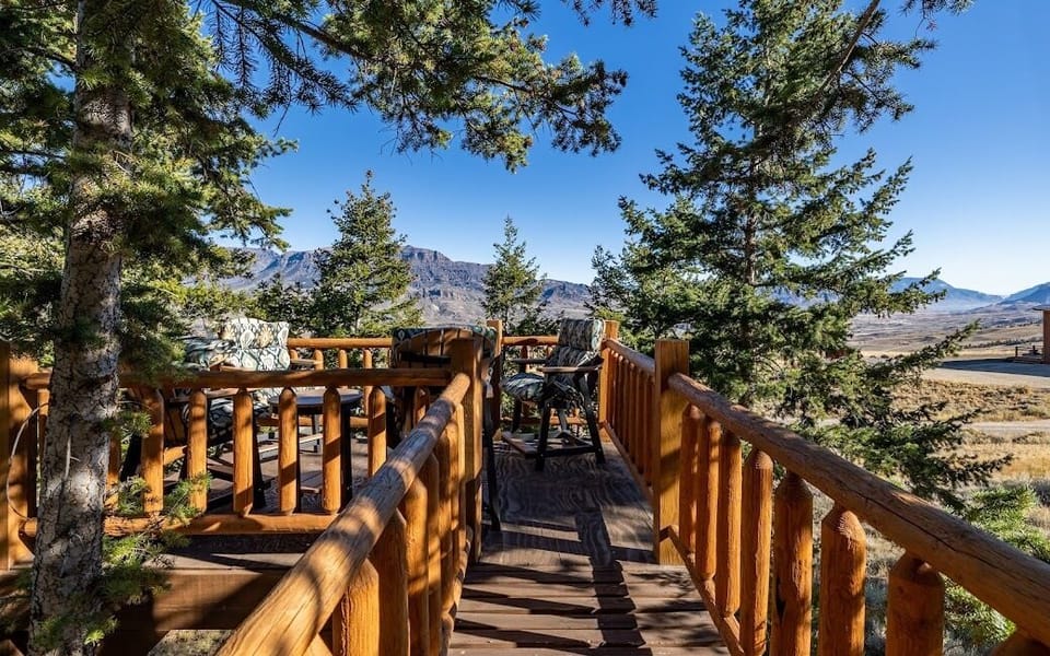 Elevated viewing deck