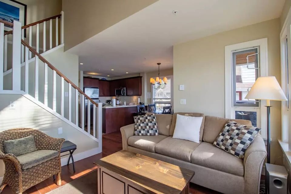 Smart TV, fireplace, books, stereo