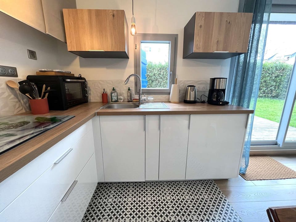 Fridge, oven, toaster, cookware/dishes/utensils