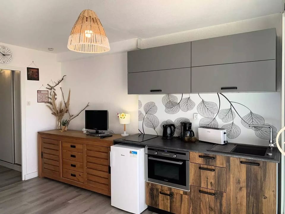 Coffee/tea maker, fridge, microwave, electric kettle