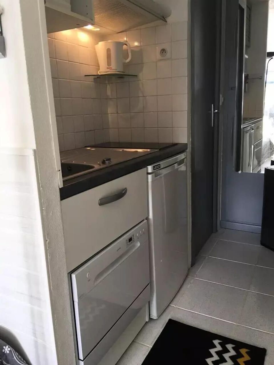 Coffee/tea maker, fridge, microwave, dishwasher