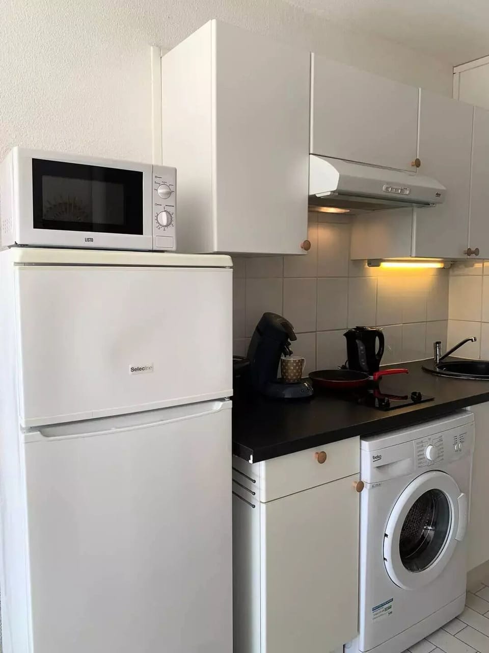 Coffee/tea maker, fridge, microwave, cookware/dishes/utensils