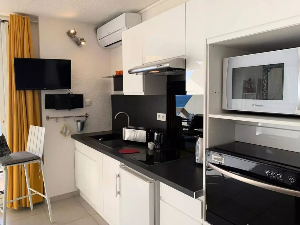 Coffee/tea maker, fridge, microwave, dishwasher