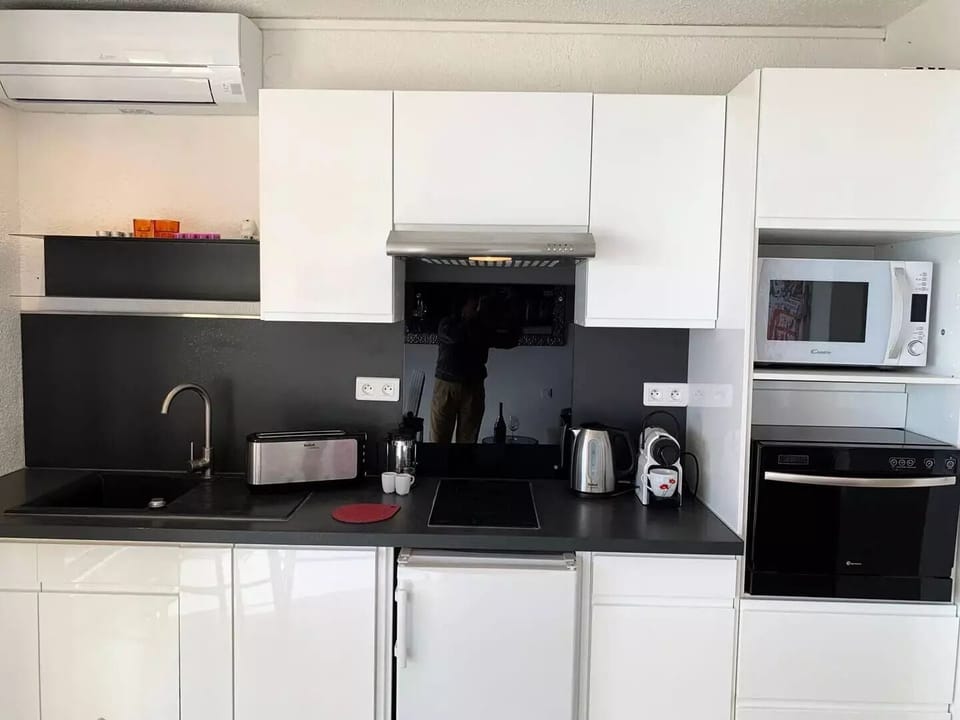 Coffee/tea maker, fridge, microwave, dishwasher