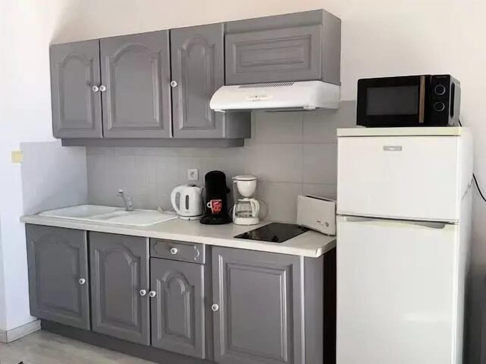 Coffee/tea maker, fridge, microwave, electric kettle