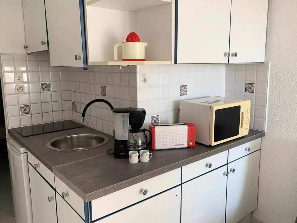 Coffee/tea maker, fridge, microwave, cookware/dishes/utensils