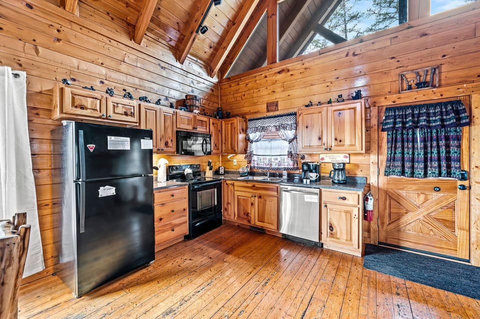 Beartastic Mountain View's fully equipped kitchen