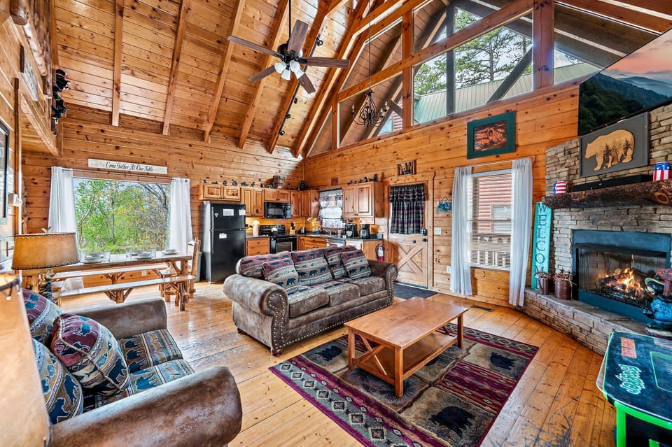 Beartastic Mountain View's cozy living area