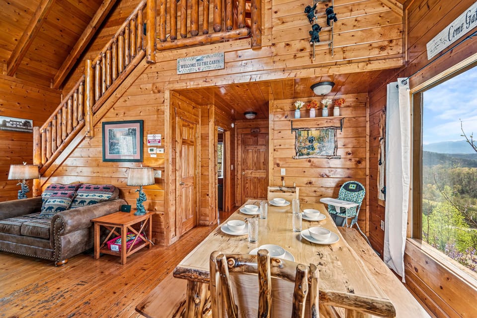 Beartastic Mountain View's inviting dining area