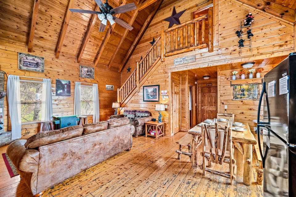 Beartastic Mountain View's cozy living area