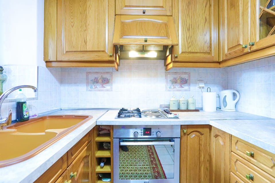 Fully fitted kitchen