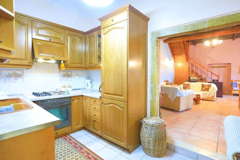 Kitchen with lounge access