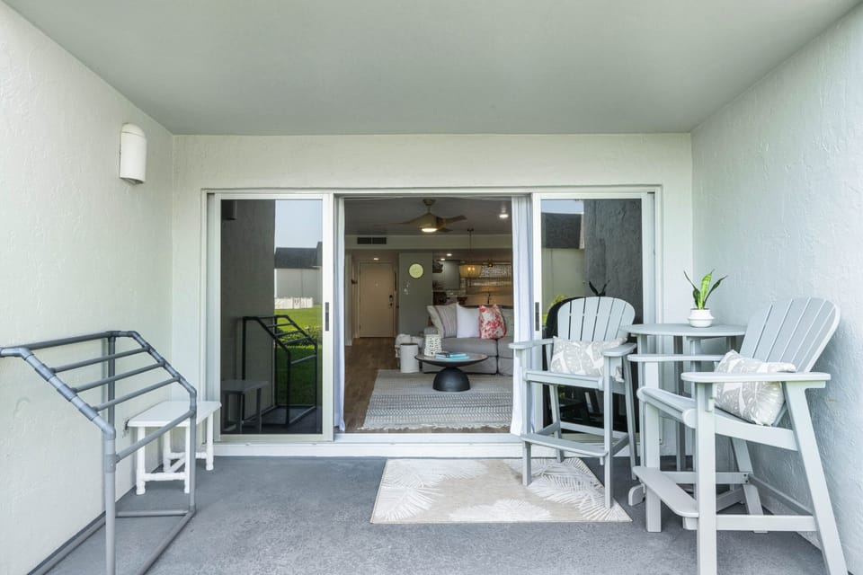 Living room patio - additional identical patio off master 