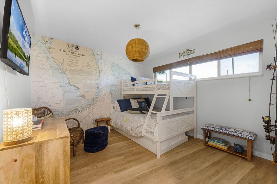 Guest room
Twin over full bunk with twin trundle 