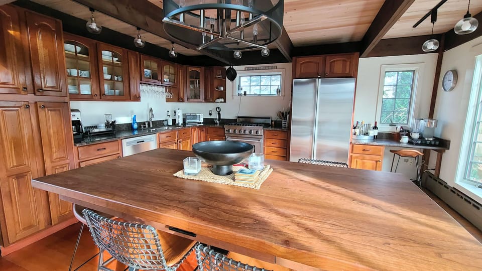 Nicely equipped eat-in kitchen with stainless appliances