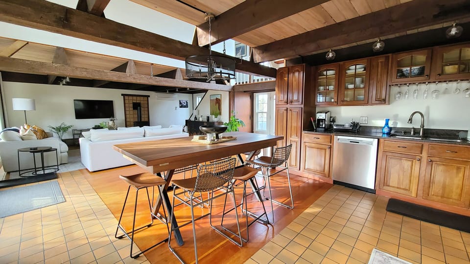 Nicely equipped eat-in kitchen with stainless appliances
