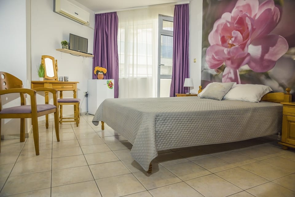 room with a double bed, balcony-view of the sea