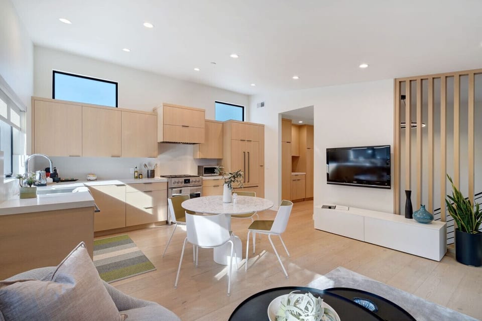 Full amenities include an integrated open plan living / dining / kitchen area with custom white oak cabinetry, a cooks kitchen with Italian dual fuel range.