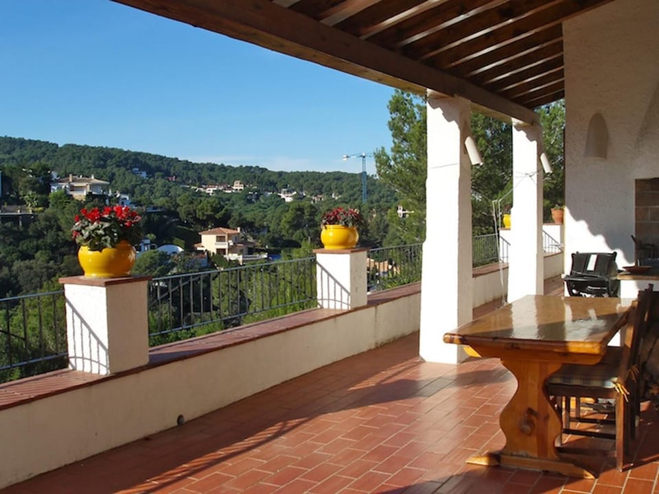 Superb detached house in Residential area with amazing views.1.5km to Beach.7px