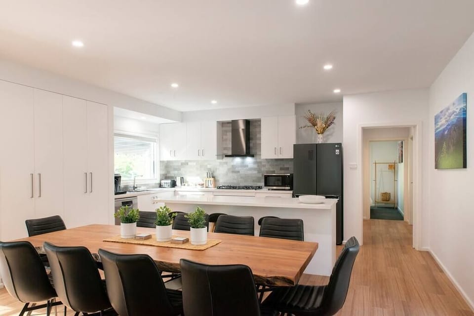 Dining for 10 people with 3 additional spaces at the bench.