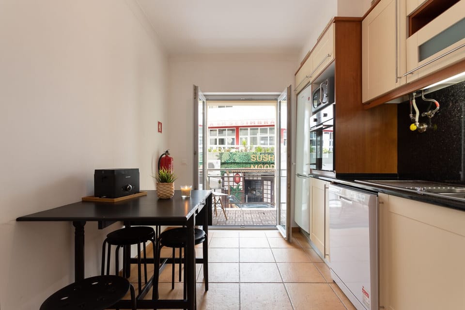 Equipped kitchen in the apartment in Sesimbra