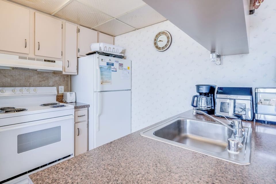 The well-equipped Kitchen will make mealtime an Ocean Breeze!
