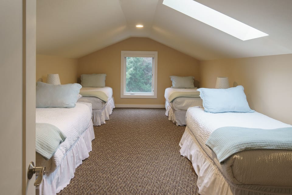 2nd floor twin bedroom (4 twin beds)