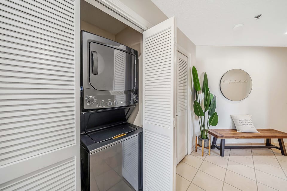 This unit does have a washing machine and dryer.