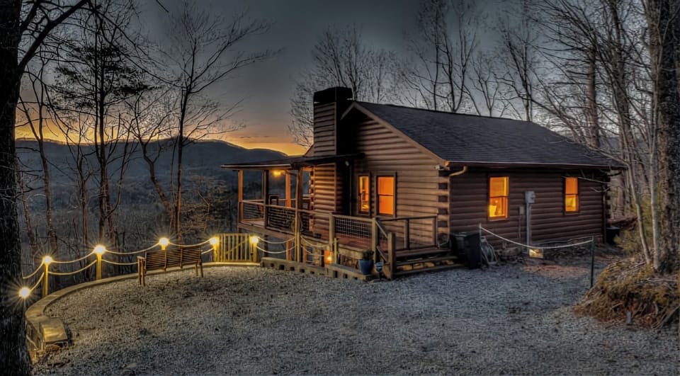 Sum Fun: A Log Cabin. Blue Ridge Mountain views. Dog friendly with fenced yard.